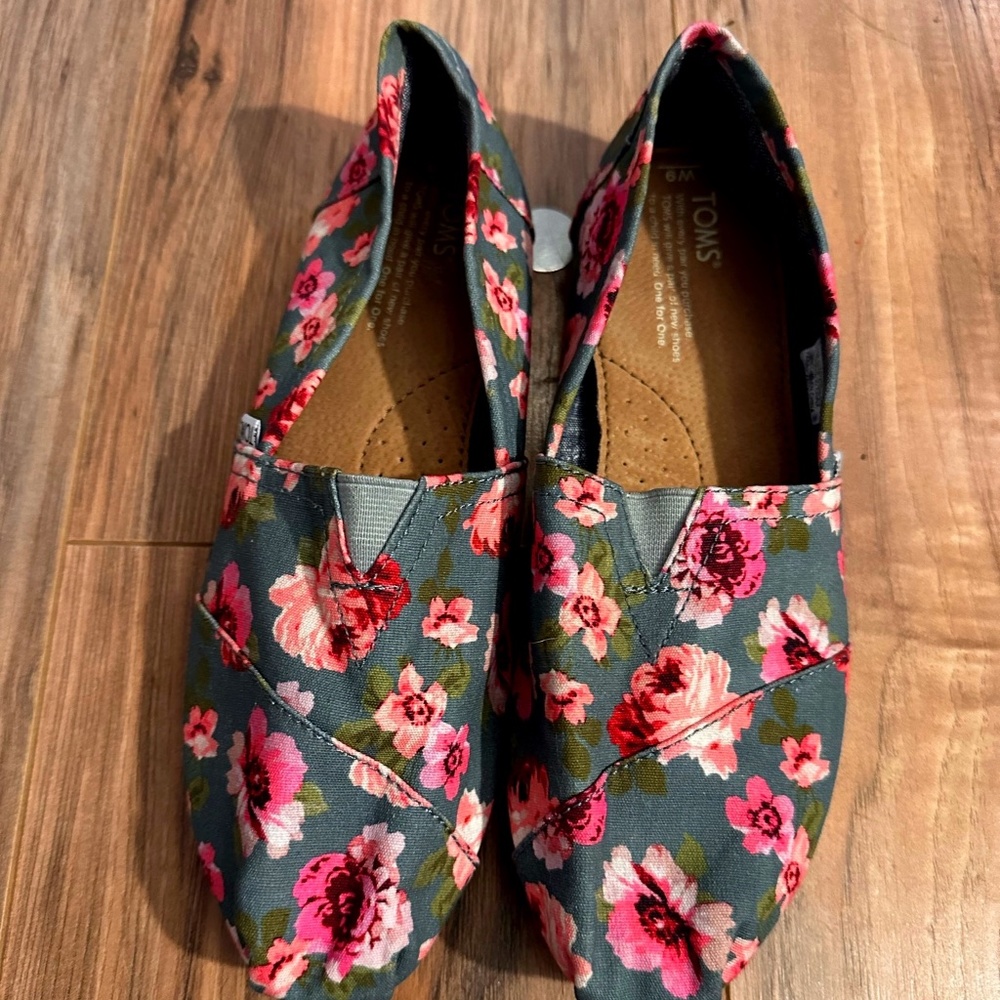 Floral TOMS size 9